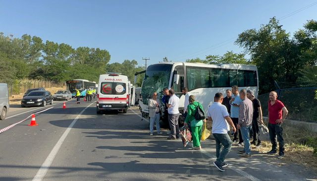 Çorlu'da feci kaza: minibüs ile midibüsün çarpışması sonucu 2 ölü, 9 yaralı Çorlu'da feci kaza: minibüs ile midibüsün çarpışması sonucu 2 ölü, 9 yaralı