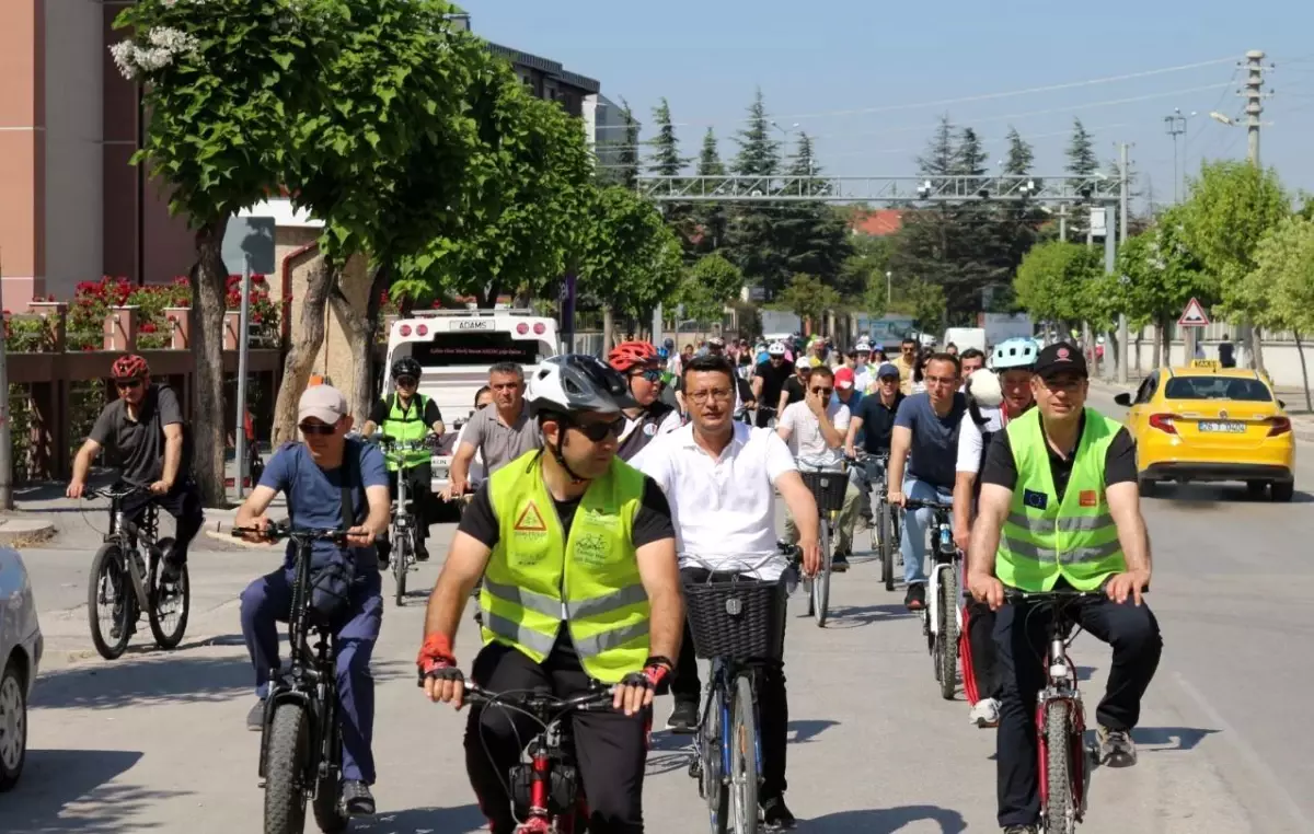 Eskişehir\'de \'Temiz Hava İçin Otomobilsiz Bir Gün\' Temalı Bisiklet Turu Düzenlendi