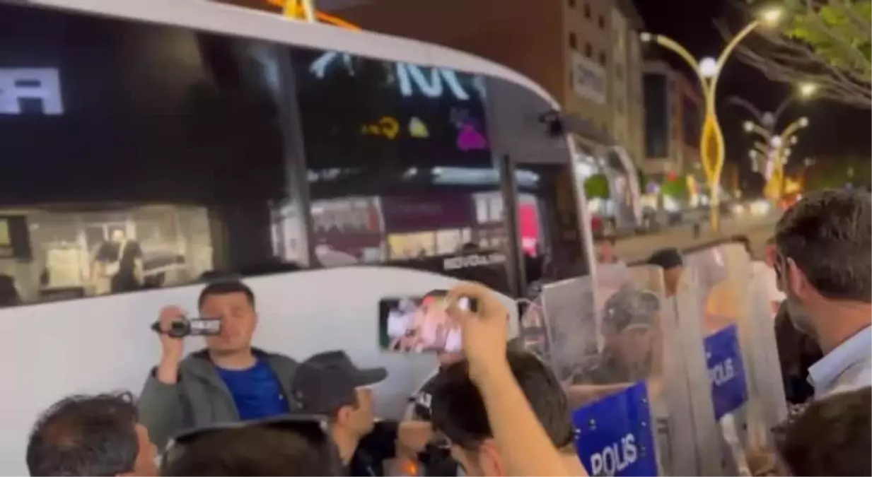 Hakkari Belediye Eş Başkanının görevden alınması protesto edildi