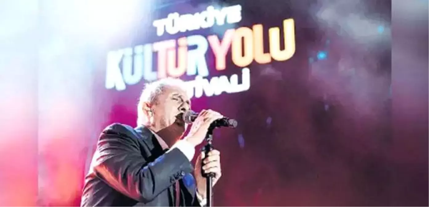 Yavuz Bingöl Şanlıurfa Kültür Yolu Festivali\'nde muhteşem bir konser verdi