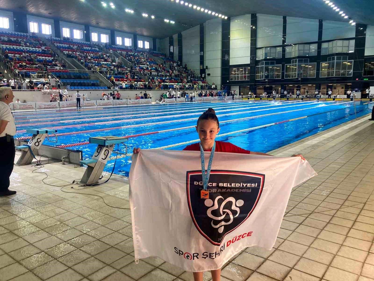 Düzce Belediyesi Spor Akademisi sporcusu Asel Mutlu, 10 Yaş Ulusal Gelişim Projesi Ligi\'nde madalya kazandı