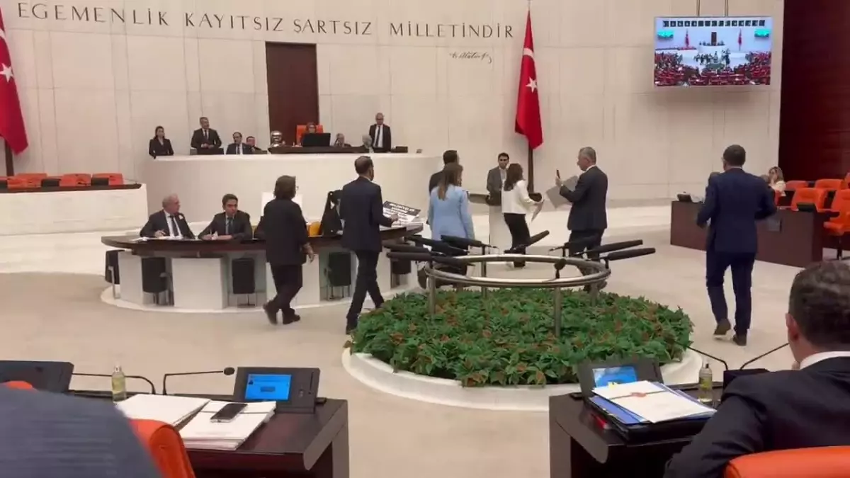 DEM Parti Milletvekilleri Hakkari Belediyesi\'ne Kayyum Atanmasını Protesto Etmek İçin Nöbete Başladı