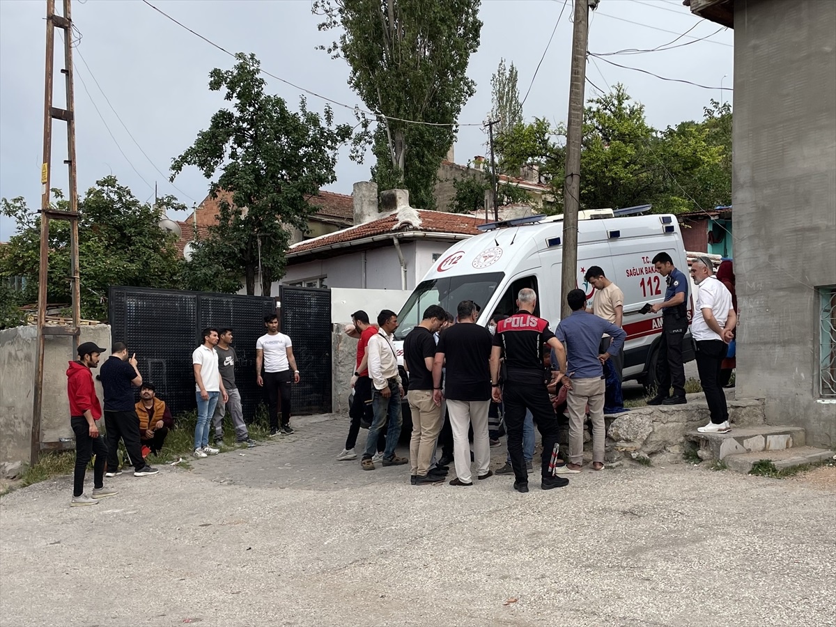 Eskişehir\'de yabancı uyruklu aileler arasında çıkan kavgada 3 kişi bıçakla yaralandı