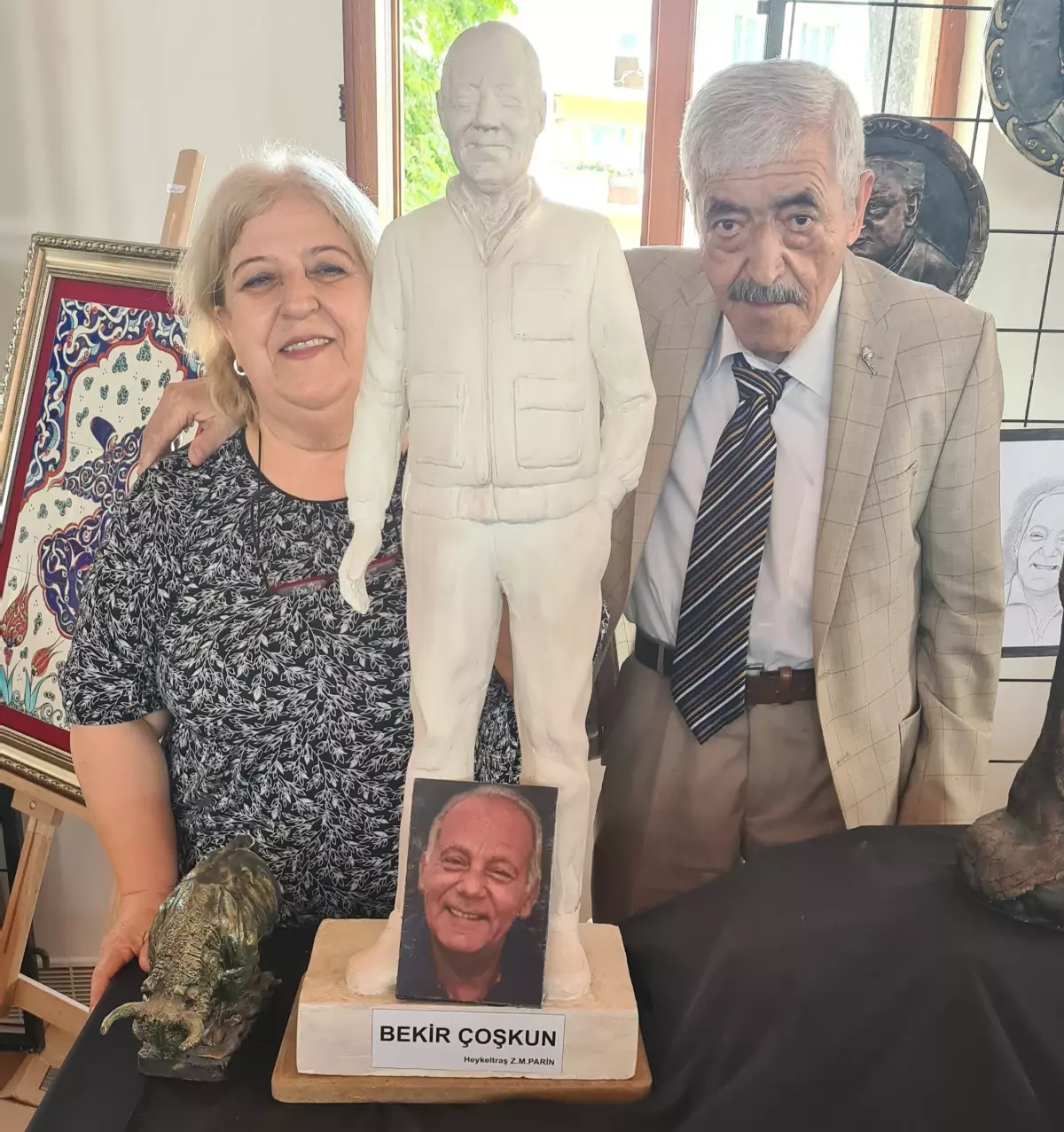 Gazeteci Eşi, Yazar Bekir Coşkun\'un Heykelini Yaptı ve Sergiledi