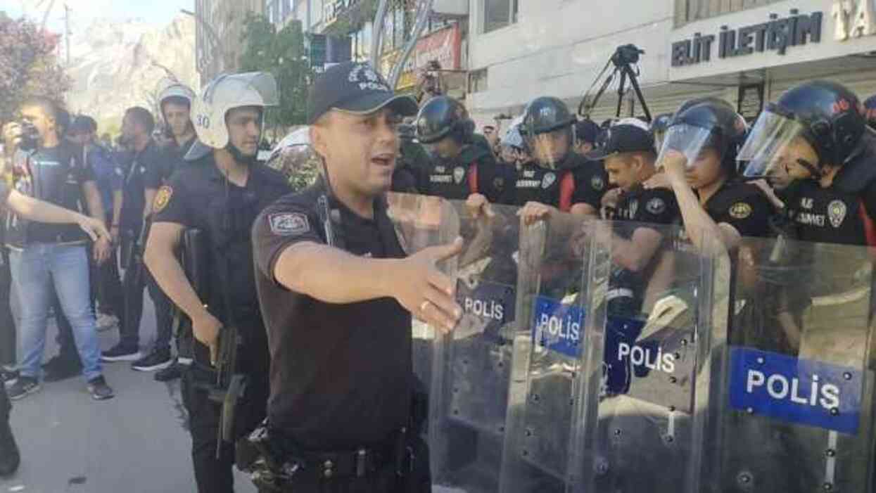 Hakkari'de olaylar çıktı: Polis amiri başından yaralandı Hakkari'de olaylar çıktı: Polis amiri başından yaralandı