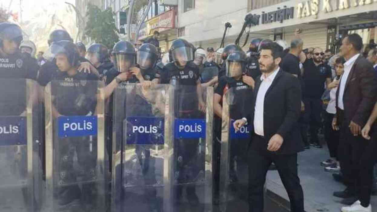 Hakkari'de olaylar çıktı: Polis amiri başından yaralandı Hakkari'de olaylar çıktı: Polis amiri başından yaralandı