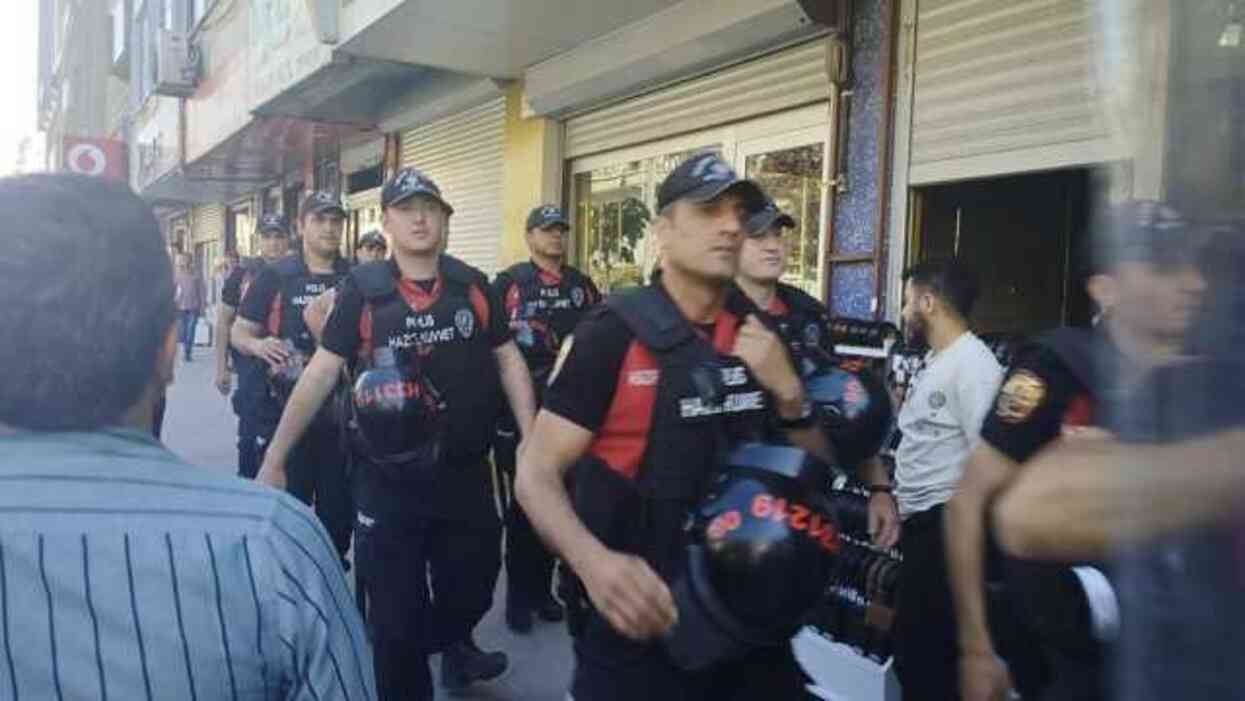 Hakkari'de olaylar çıktı: Polis amiri başından yaralandı Hakkari'de olaylar çıktı: Polis amiri başından yaralandı