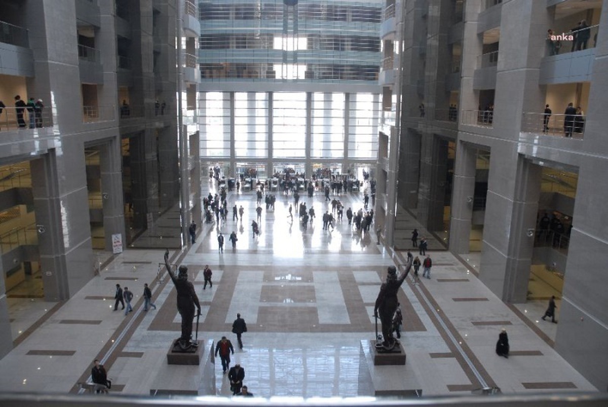 İstanbul Adalet Sarayı\'nda Tutuklu Şüpheli Kendini Attı