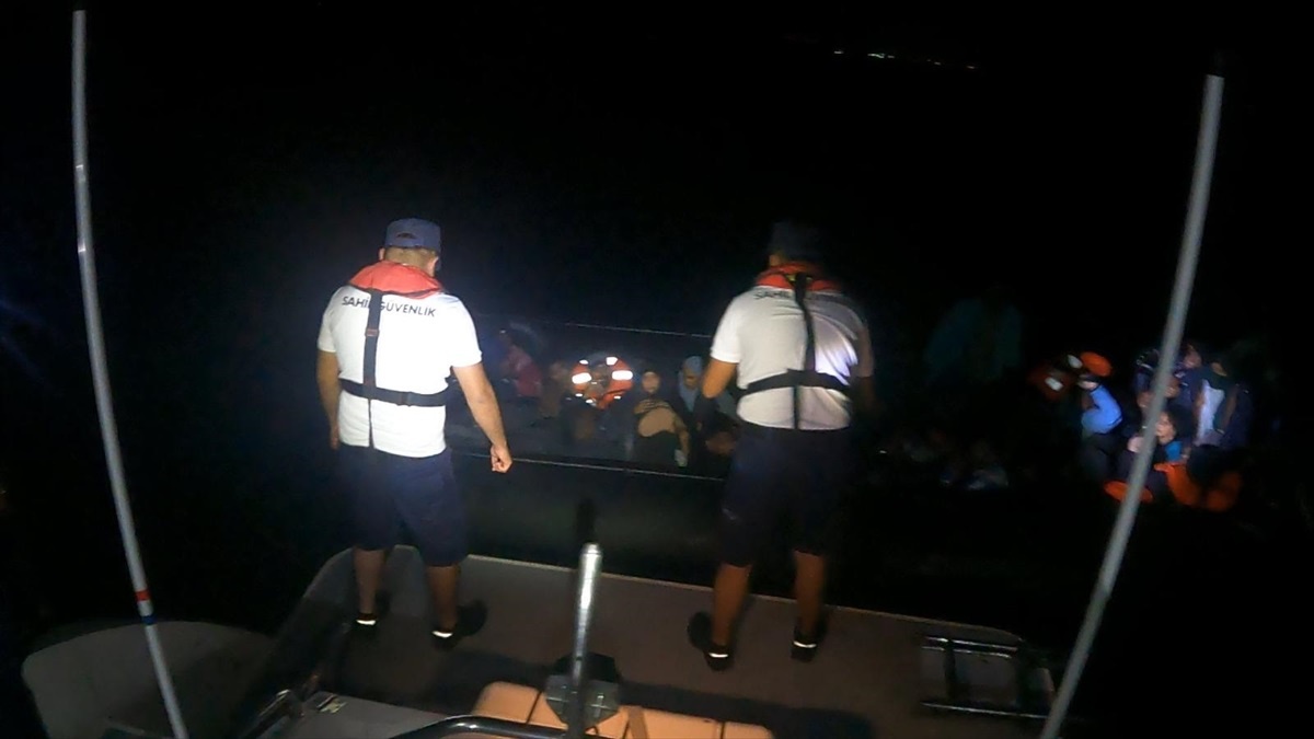 İzmir\'in Urla ve Çeşme açıklarında 21\'i çocuk 101 düzensiz göçmen yakalandı