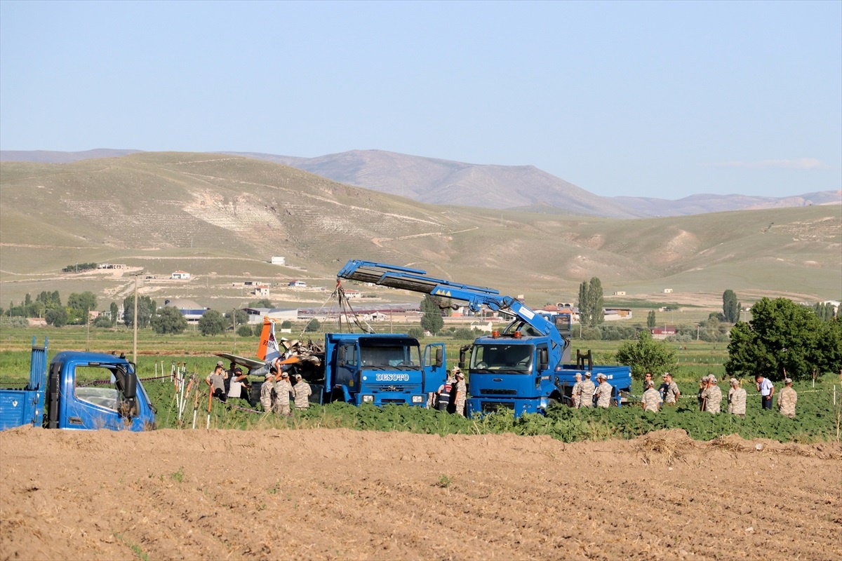 Kayseri\'de 2 pilotun şehit olduğu kaza kırıma uğrayan eğitim uçağının enkazı kaldırıldı