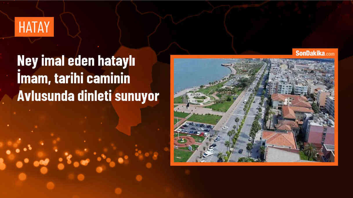 Hatay\'da 1574\'te yaptırılan Payas 2. Selim Camisi\'nin imamı İbrahim Gülcü, atölyesinde yaptığı neyle avludaki ziyaretçilere müzik dinletisi sunuyor.