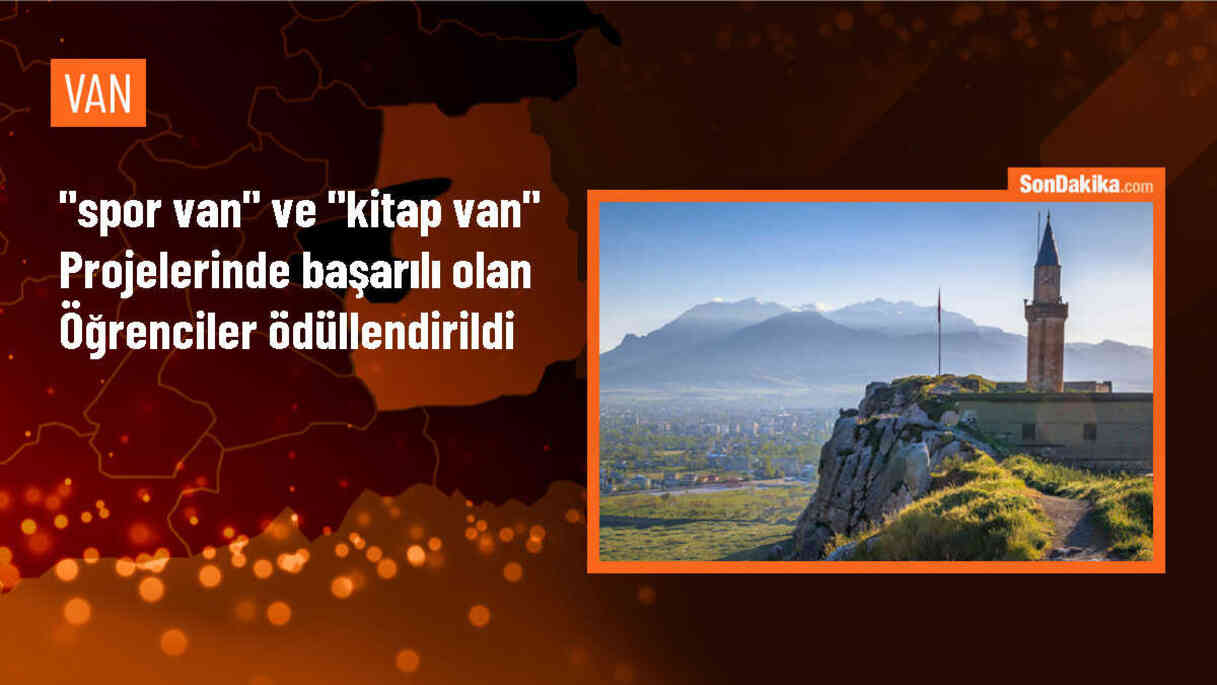 Van Valiliği tarafından düzenlenen Spor Van ve Kitap Van projelerinde başarılı olan öğrencilere ödüller verildi