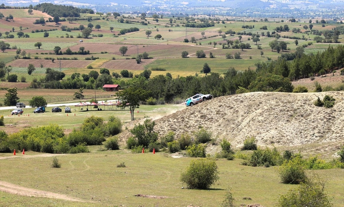 UMKE Personeline Zorlu Arazi Şartlarında Araç Kullanma Eğitimi Veriliyor