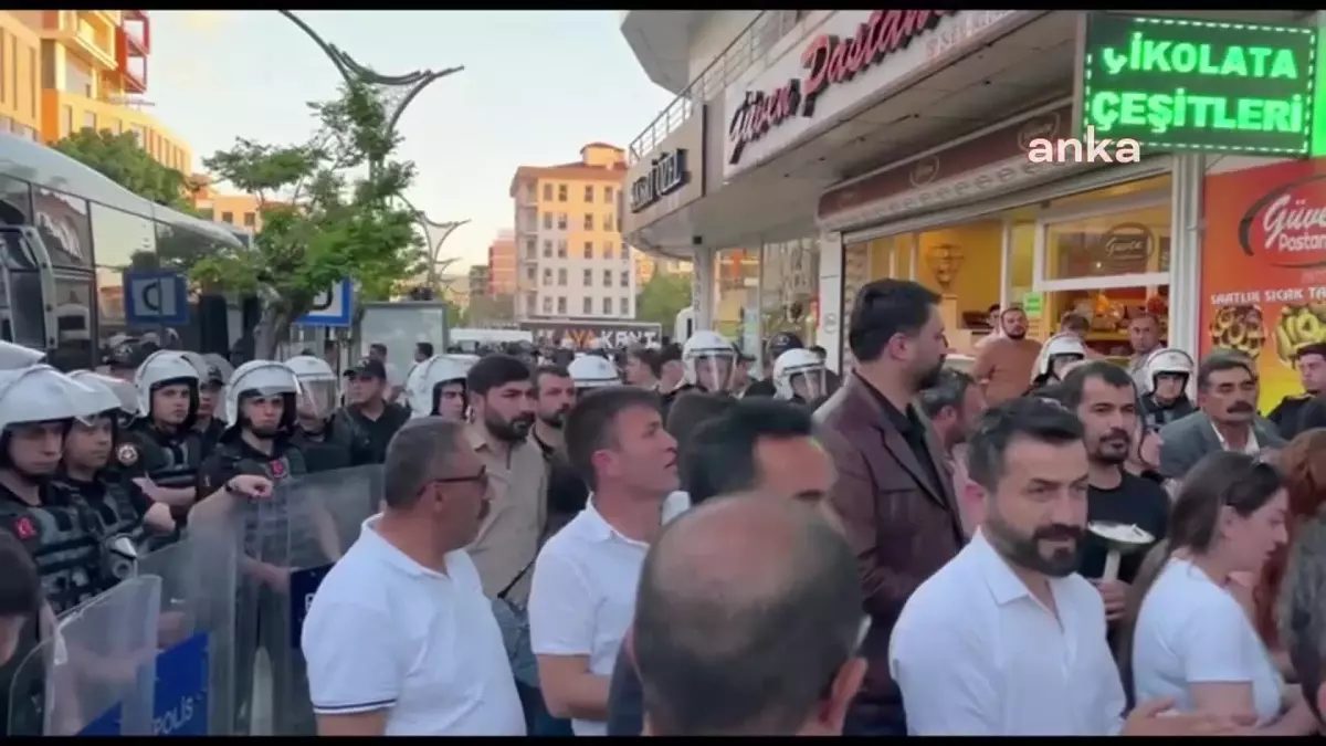 Hakkari Belediyesi\'ne Kayyum Atanması Van\'da Protesto Edildi