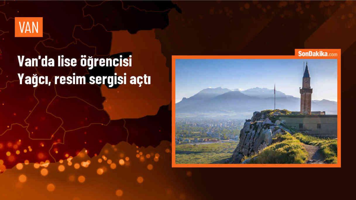 Van\'da Mesut Özata Anadolu Lisesi\'nde öğrenci tarafından resim sergisi açıldı