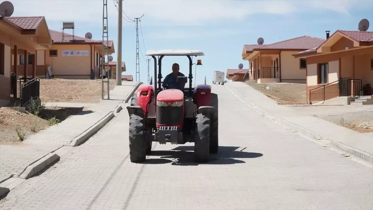 Adıyaman\'da depremzede hak sahiplerine köy evleri teslim ediliyor