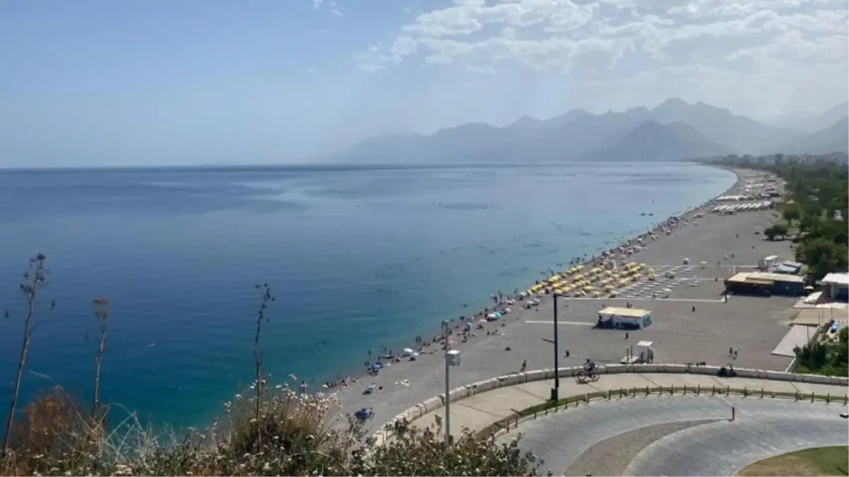 Antalya\'da sıcak havayı gören tatilciler, ünlü sahilden kaçtı 