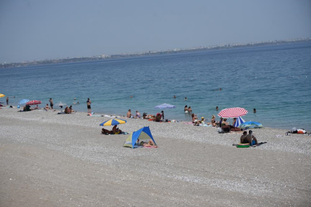 Antalya'da termometreler 46 dereceyi gösterdi, sahiller boşaldı