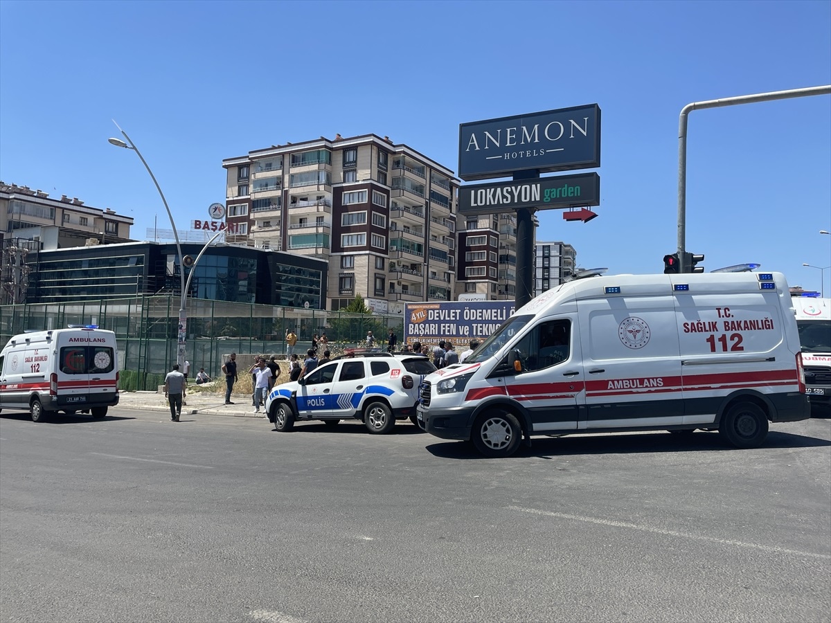Diyarbakır\'da trafikte yol verme nedeniyle çıkan kavgada 4 kişi yaralandı