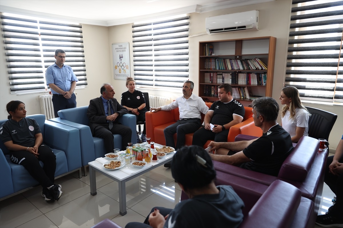Edirne Valisi Yunus Sezer, milli güreşçileri ziyaret etti