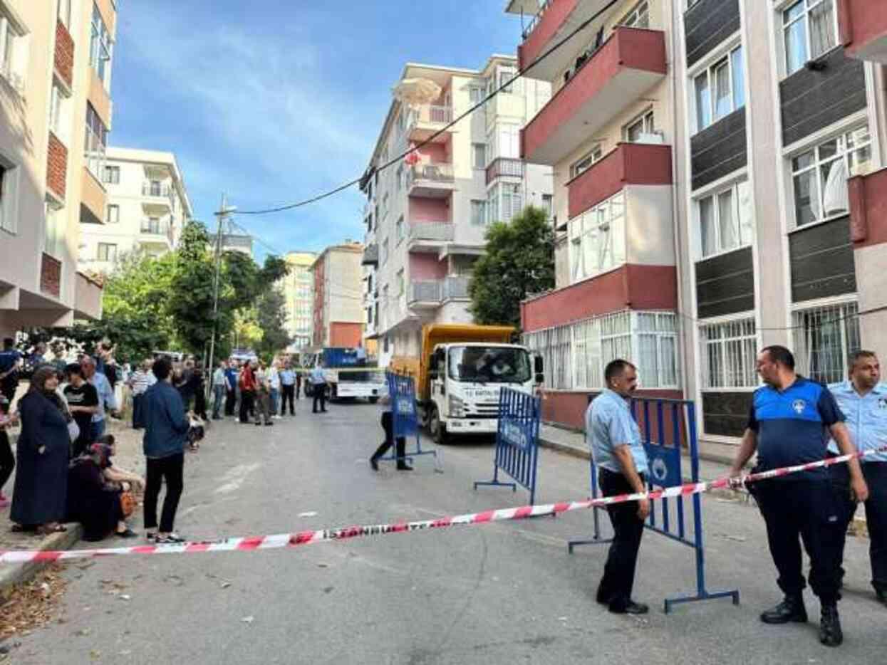 İstanbul'da korku dolu anlar: 4 katlı binanın balkonu çöktü