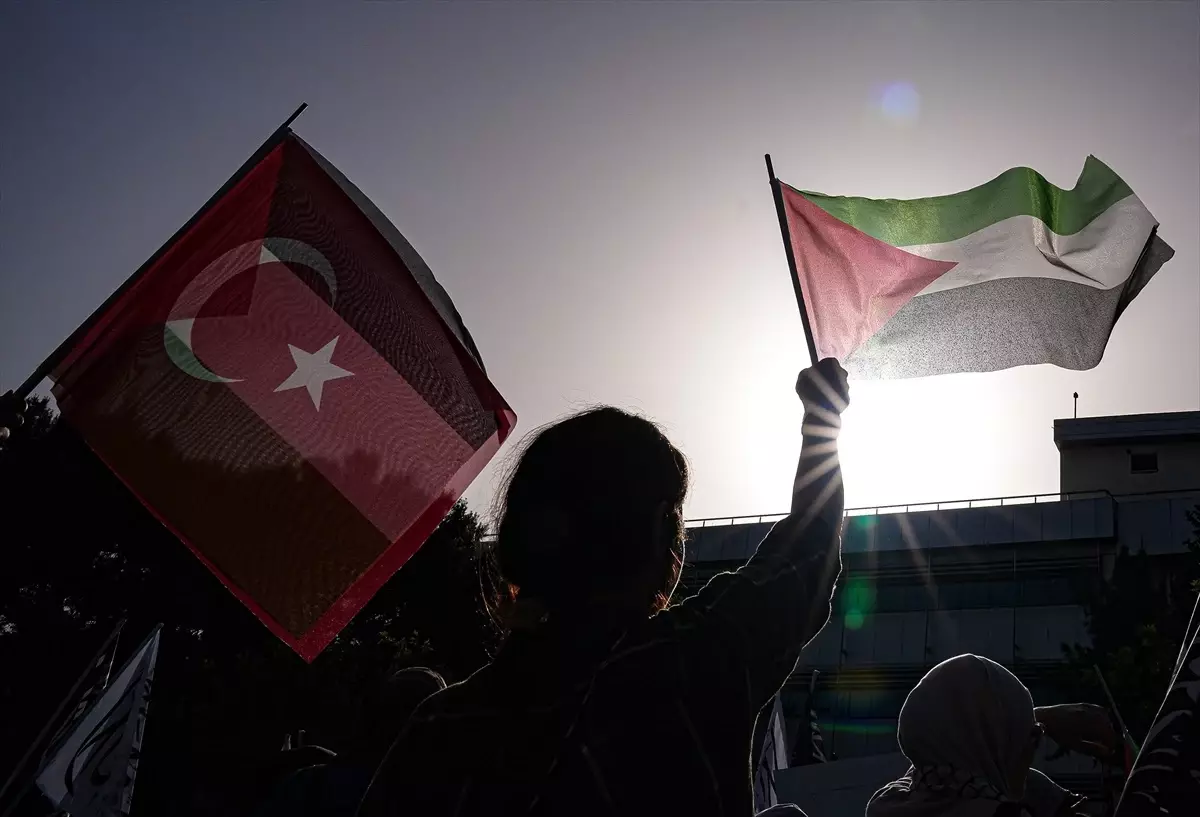 İzmir\'de Üniversite Öğrencileri İsrail\'in Gazze\'ye Saldırısını Protesto Etti