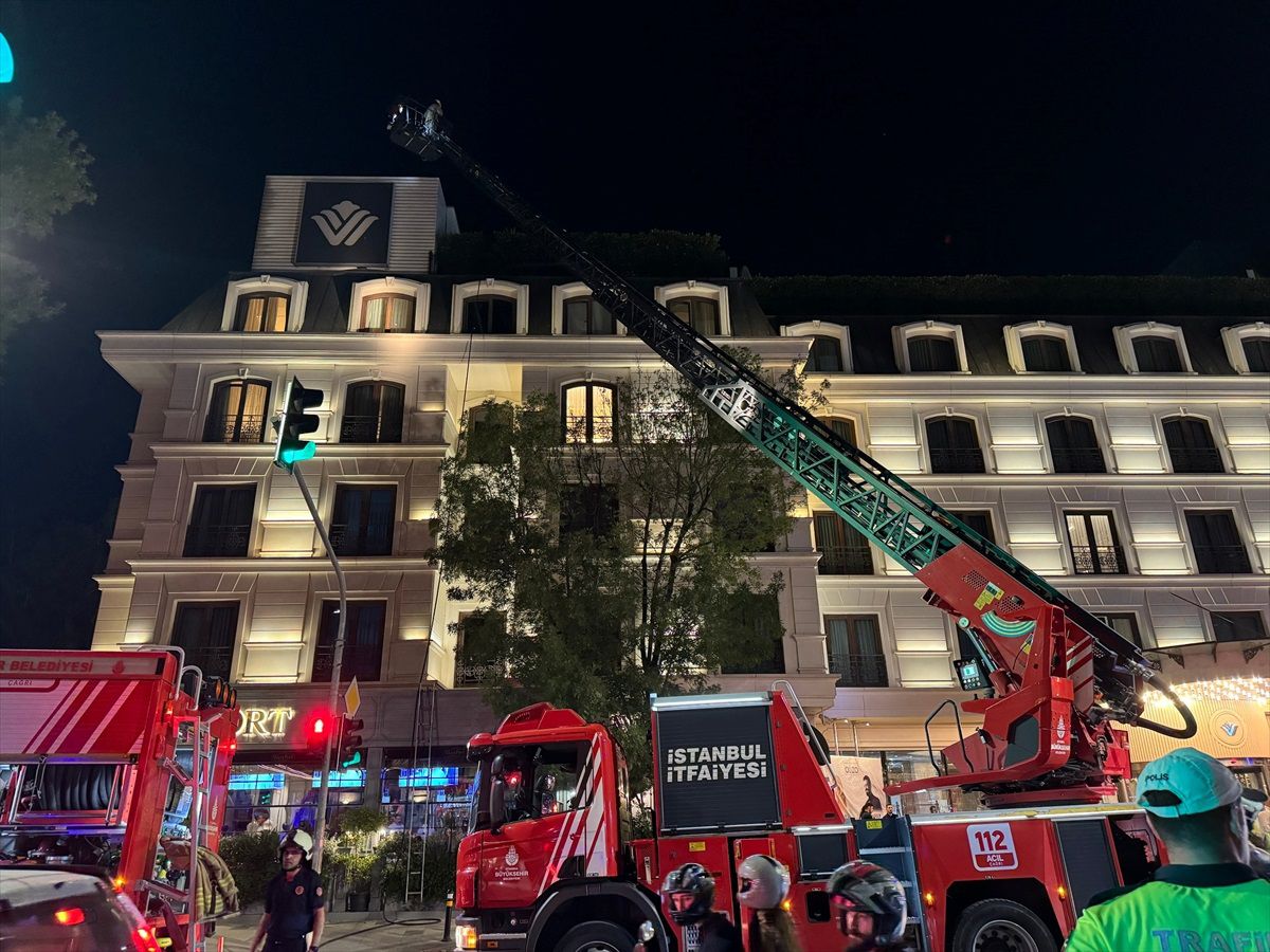 Kadıköy\'de bir otelde çıkan yangın itfaiye ekiplerinin müdahalesiyle söndürüldü