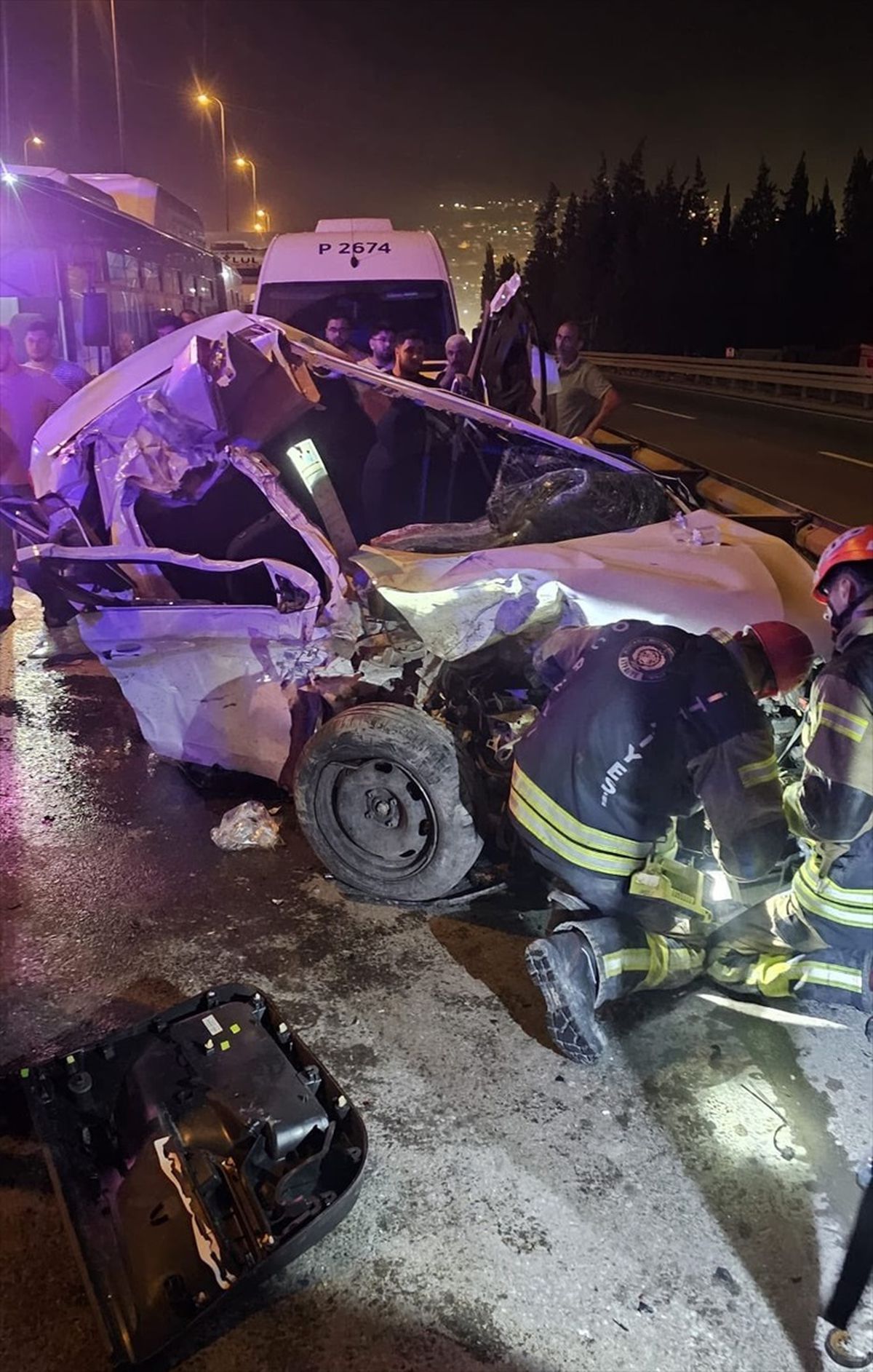 Kocaeli\'de bariyere çarpan otomobilde 2 kişi öldü, 2 kişi yaralandı