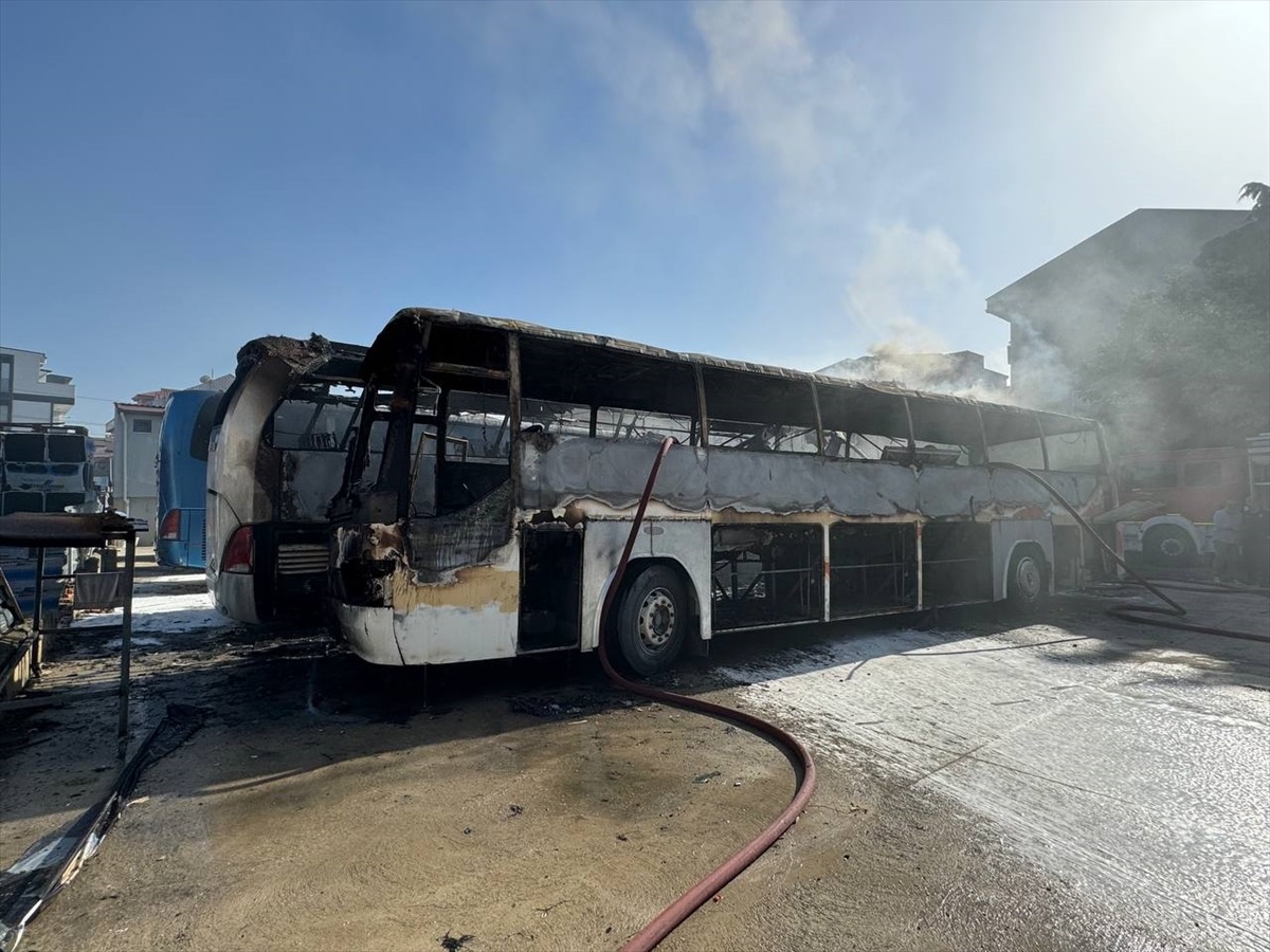 Gebze\'de çıkan yangında 3 otobüs zarar gördü