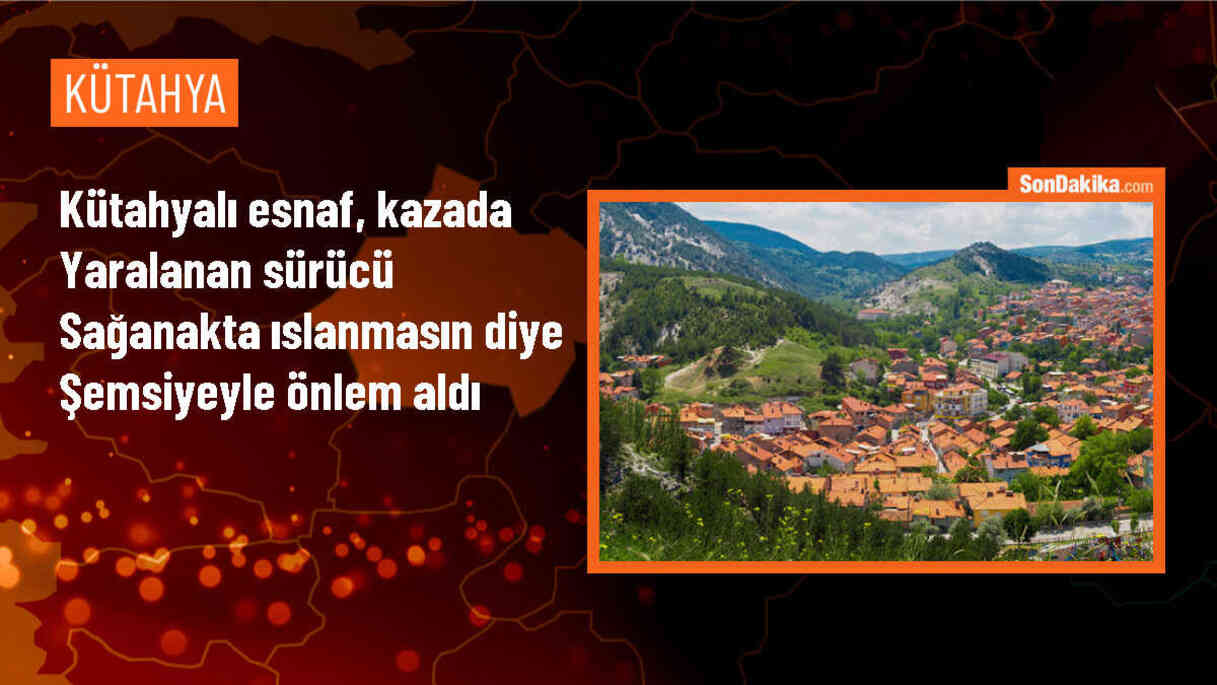 Kütahya\'da trafik kazası geçiren motosikletli kuryeye esnaf şemsiye tuttu