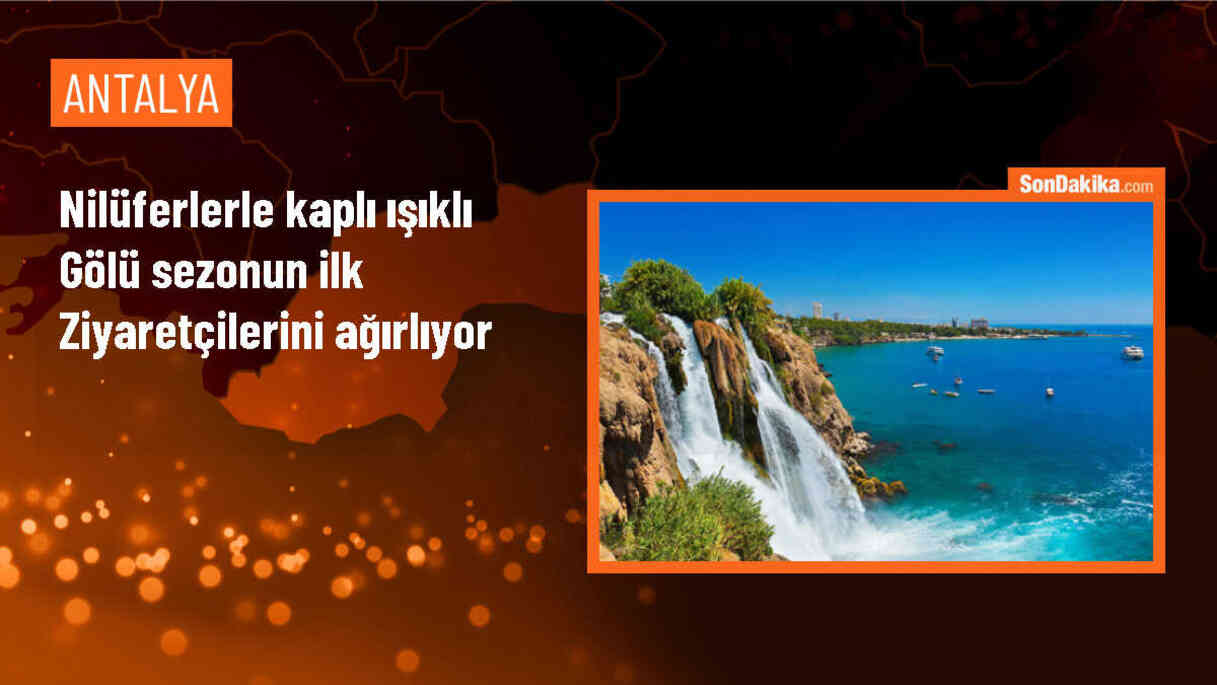 Denizli\'deki Işıklı Gölü, Nilüferlerle Kaplı Yüzeyiyle Turistleri Ağırlıyor