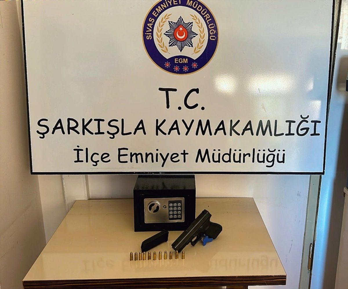 Şarkışla\'da Ruhsatsız Tabanca Operasyonu