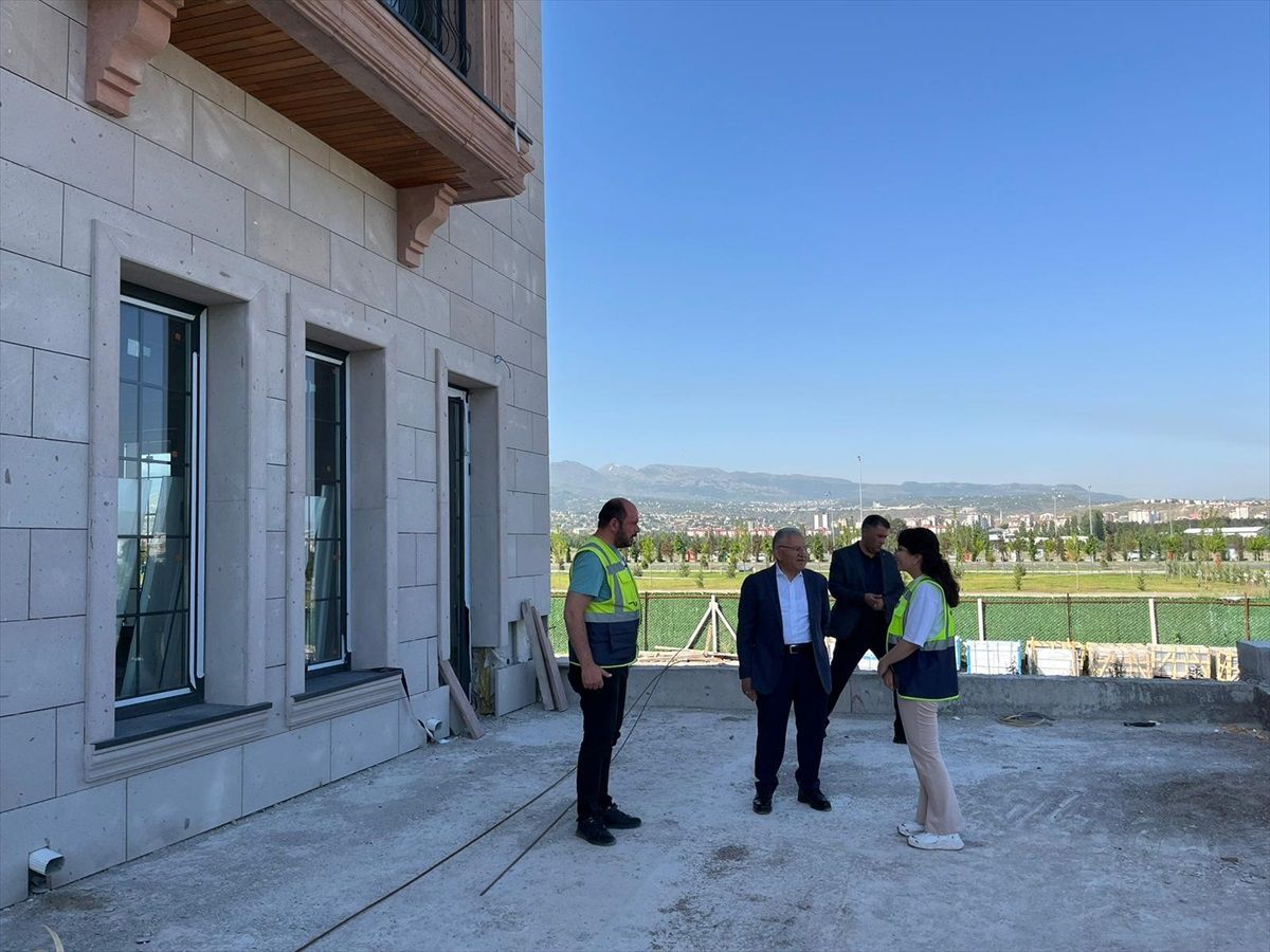 Kayseri Büyükşehir Belediye Başkanı İnşaat Şantiyelerini İnceledi