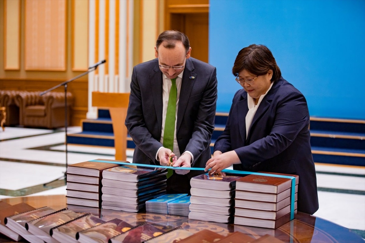 Kazakistan Anayasası Braille alfabesiyle yayımlandı