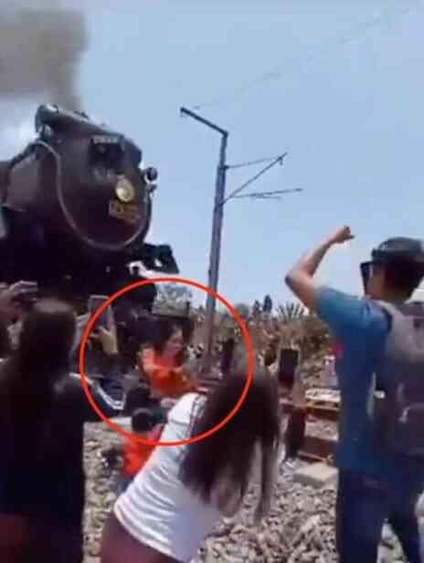 Meksika'da bir kadın, eski buharlı tren önünde selfie çektiği sırada trenin kendisine çarpması sonucu feci şekilde can verdi