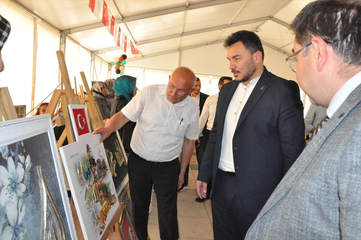 Sorgun\'da Halk Eğitim Merkezi Kursiyerlerinin Ürünleri Sergilendi