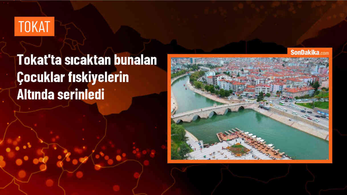 Tokat\'ın Erbaa ilçesinde çocuklar sıcaktan bunalınca fıskiyelerin altına sığındı