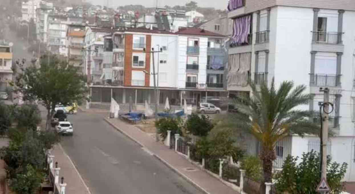 Ağaçlar devrildi, havalimanında uçuşlar durdu! Sağanak ve fırtınanın vurduğu Antalya'ya 15 dakika yetti