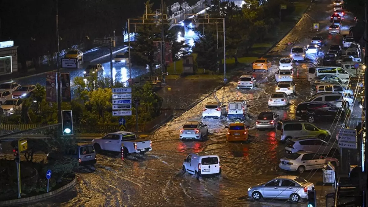 Ankara, sağanak yağışa teslim oldu, fırtına tabelayı devirdi: 1 ölü