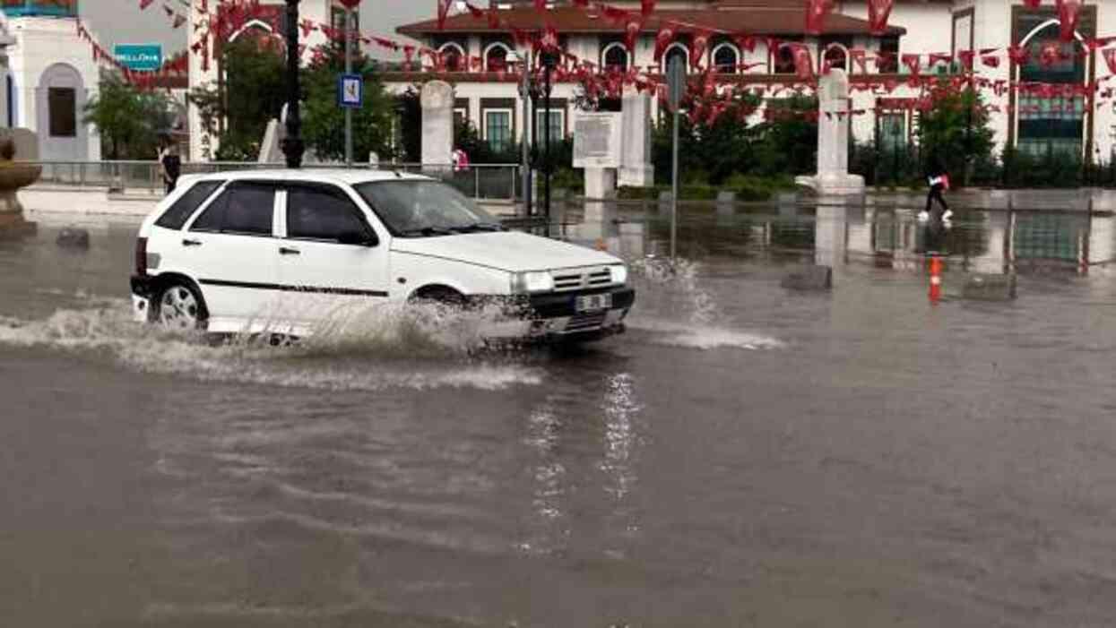 Ankara'yı sağanak yağış esir aldı! Yollar göle döndü, iş yerlerini su bastı