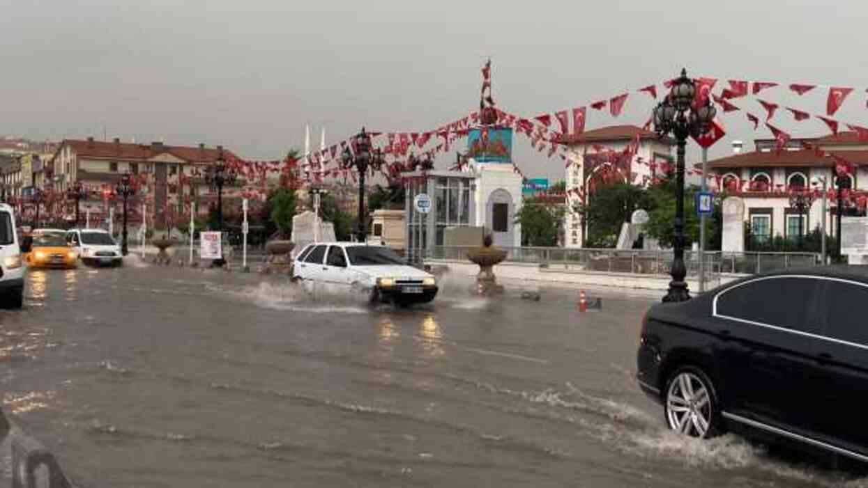 Ankara'yı sağanak yağış esir aldı! Yollar göle döndü, iş yerlerini su bastı