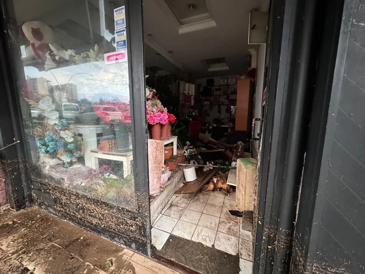 Başkentte sağanak nedeniyle Çankaya ilçesindeki bazı iş yerlerini su bastı