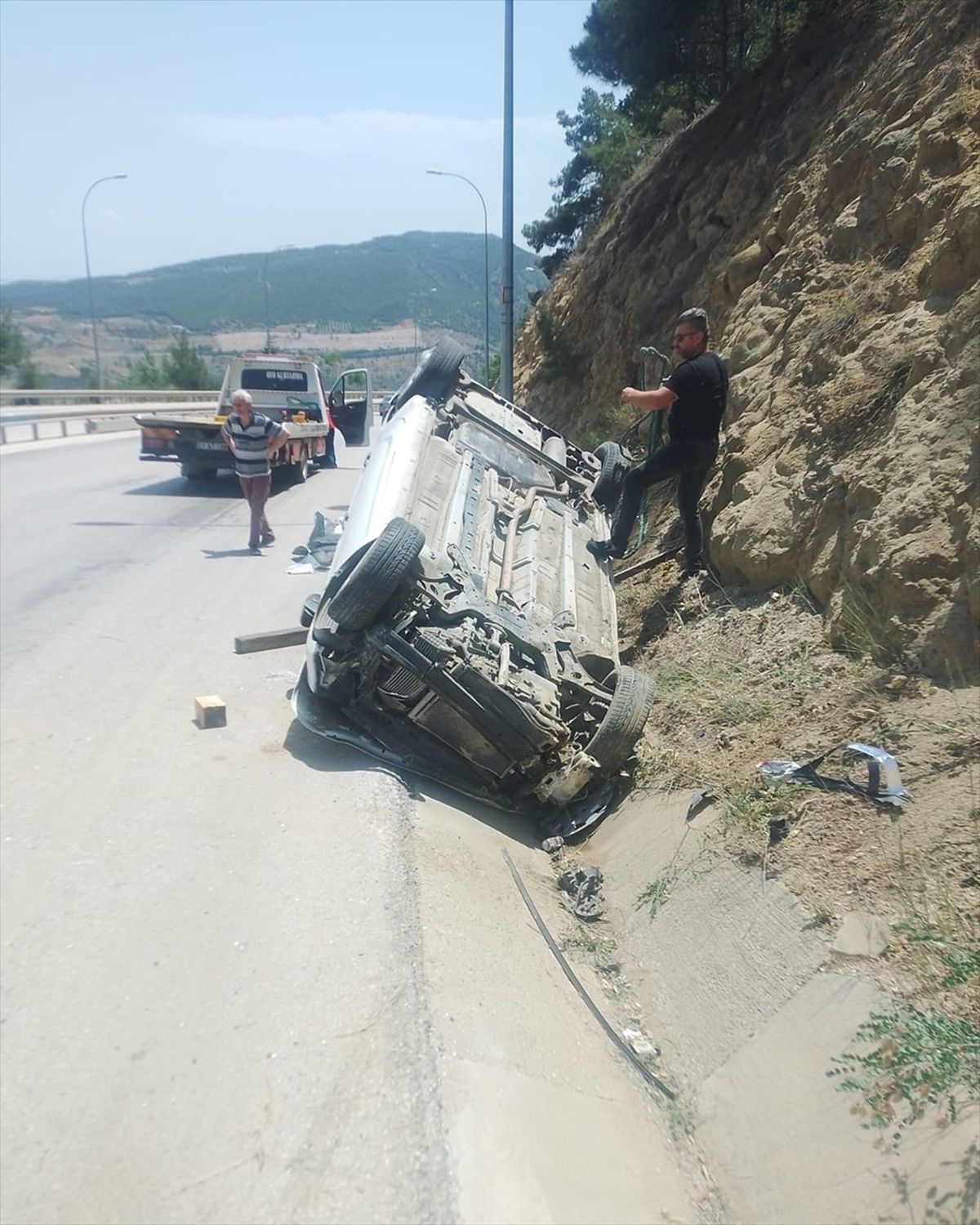 Bilecik\'te su kanalına devrilen otomobilin sürücüsü yaralandı
