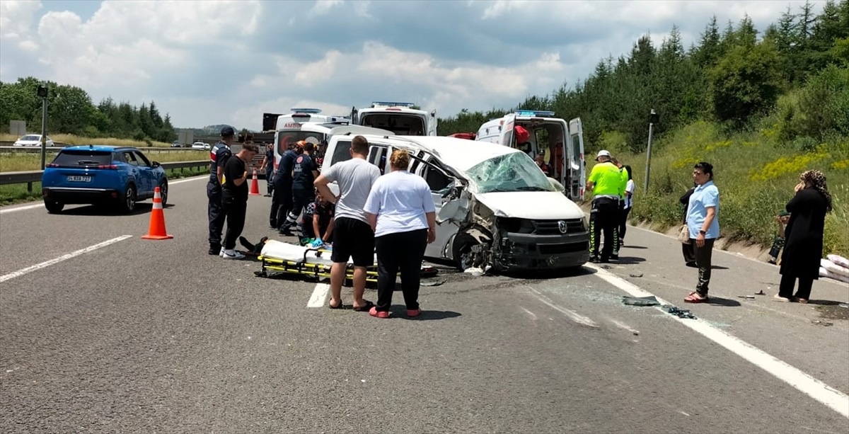 Anadolu Otoyolu\'nda Minibüs Kazası: 1 Ölü, 10 Yaralı