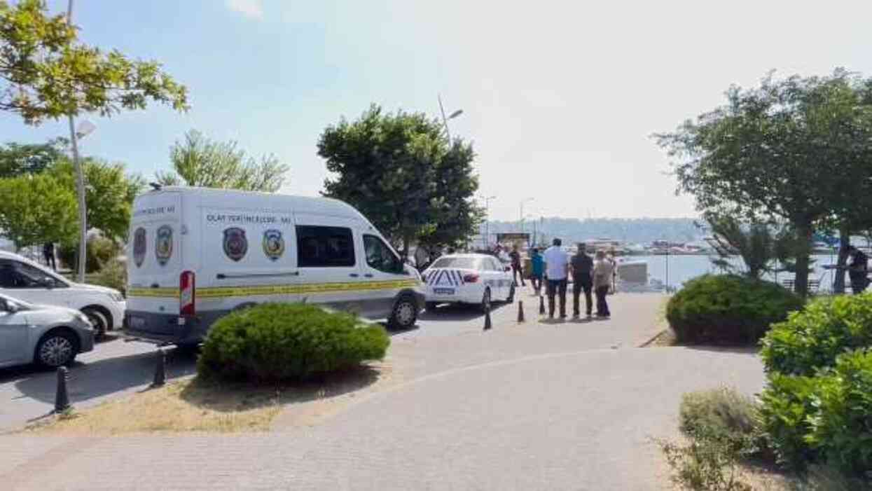 Büyükçekmece'de denizde kadın cesedi bulundu! Halıya sarıp ayağına da zincirle ağırlık bağlamışlar Büyükçekmece'de denizde kadın cesedi bulundu! Halıya sarıp ayağına da zincirle ağırlık bağlamışlar