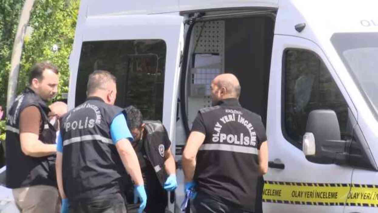 Büyükçekmece'de denizde kadın cesedi bulundu! Halıya sarıp ayağına da zincirle ağırlık bağlamışlar Büyükçekmece'de denizde kadın cesedi bulundu! Halıya sarıp ayağına da zincirle ağırlık bağlamışlar