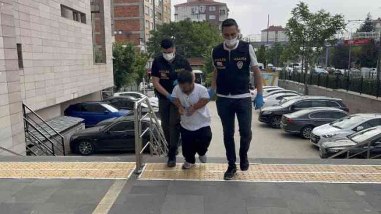 Fuhuş operasyonuna damga vuran kare! Yakalanan 11 şüpheliden en çok o dikkat çekti Fuhuş operasyonuna damga vuran kare! Yakalanan 11 şüpheliden en çok o dikkat çekti