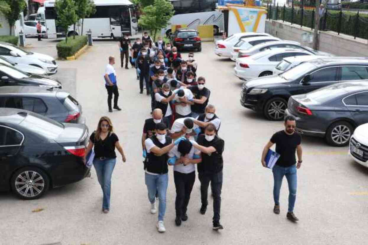 Fuhuş operasyonuna damga vuran kare! Yakalanan 11 şüpheliden en çok o dikkat çekti Fuhuş operasyonuna damga vuran kare! Yakalanan 11 şüpheliden en çok o dikkat çekti