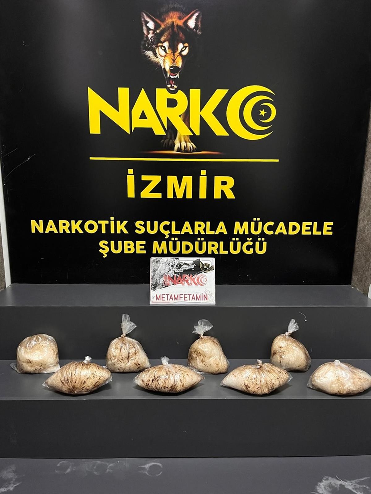 İzmir\'de 8 Kilogram Sentetik Uyuşturucuyla Yakalanan Sürücü Tutuklandı