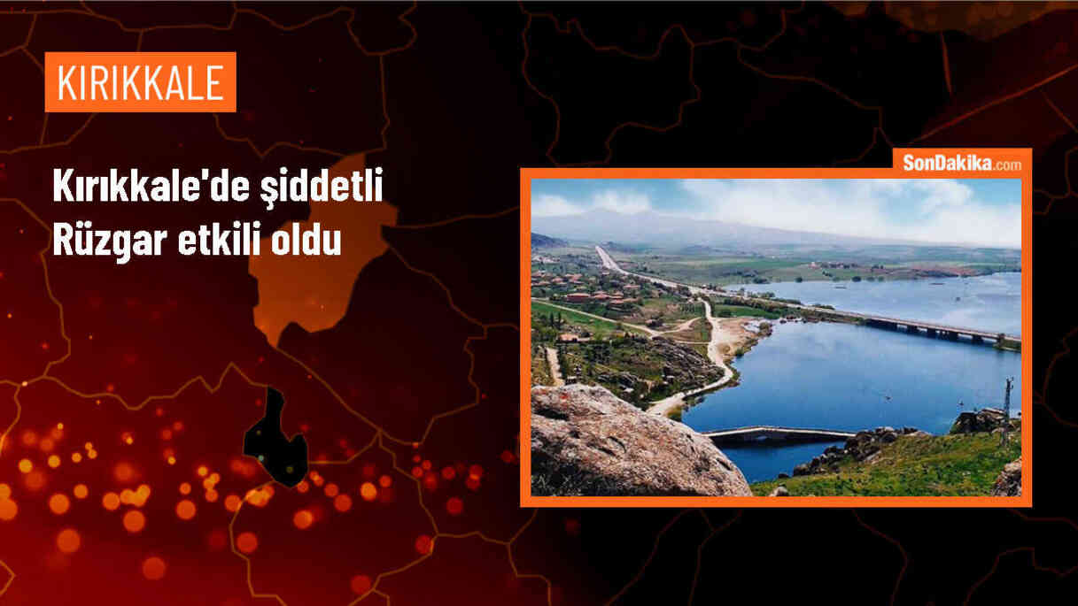 Kırıkkale\'de Şiddetli Rüzgarın Devirdiği Çınar Ağacı Kaldırıldı
